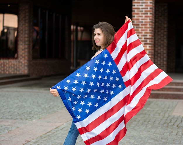 La mujer estadounidense que celebra la fiesta nacional de Estados Unidos, el día de la independencia, el 4 de julio.