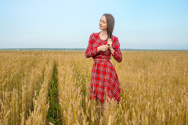 Mujer estar de pie, en, un, campo de trigo