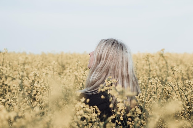 mujer estar de pie, en el campo