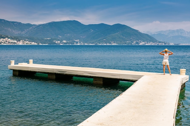 mujer estar de pie, en, un, muelle, en, montenegro