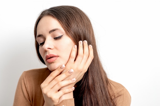 Mujer con estiércol beige.