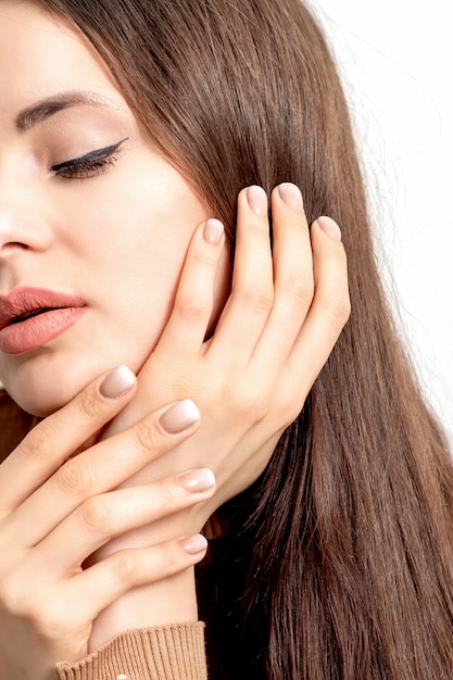 Mujer con estiércol beige