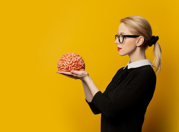 Foto mujer de estilo con cerebro humano