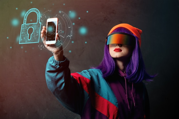 Mujer de estilo hacker en gafas de realidad virtual es con teléfono móvil