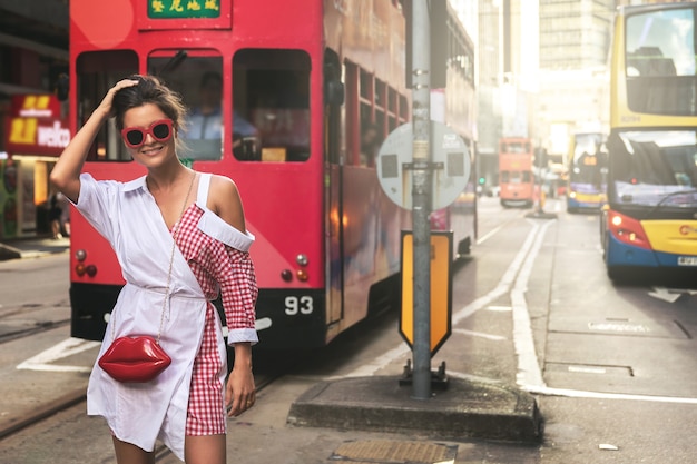 Mujer con estilo joven caminando por las calles de la ciudad de Hong Kong