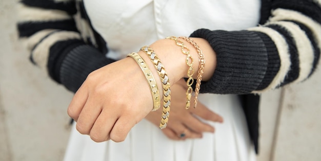 Mujer con estilo de moda de pulsera de joyería