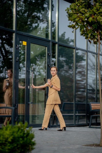 Mujer de estilo de mujer de negocios con maletín que va a trabajar retrato de hermosa mujer sonriente en ropa de oficina elegante de alta resolución