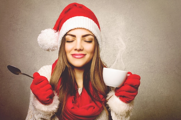 Foto mujer de estilo navideño con sombrero rojo de santa claus
