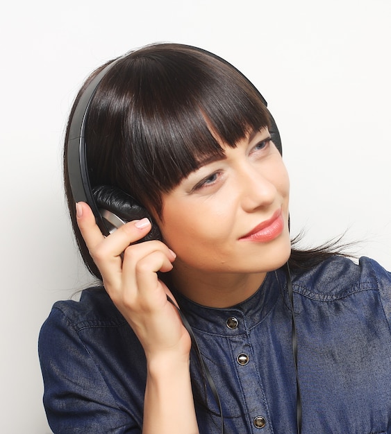 Mujer de estilo rock con auriculares escuchando música