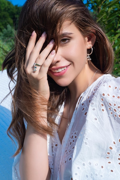 Mujer de estilo rural en la naturaleza en el pueblo al aire libre hermosa chica sensual en el día de verano en el país