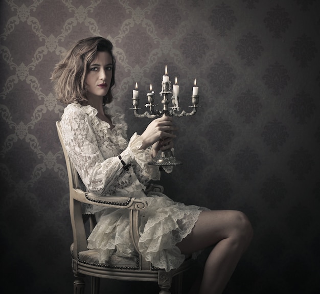 Foto mujer de estilo vintage con candelabro