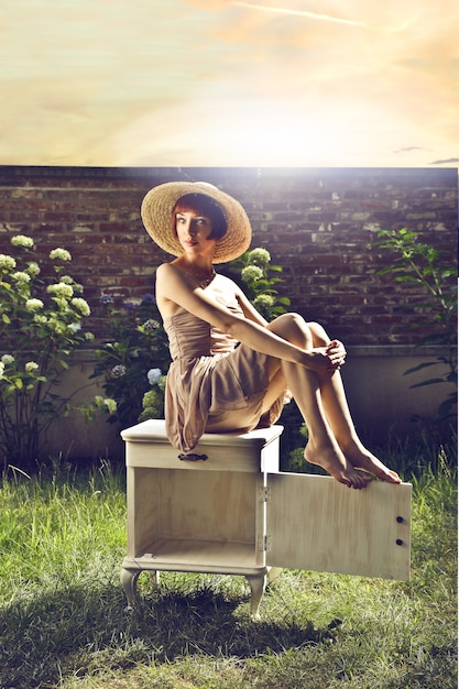 Mujer de estilo vintage en un jardín