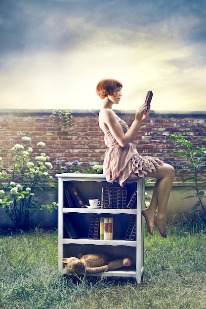 Mujer de estilo vintage leyendo un libro