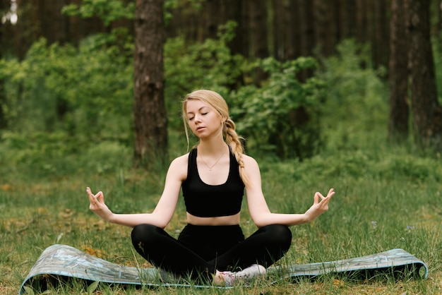 Mujer de estiramiento en ejercicio al aire libre sonriendo feliz haciendo yoga