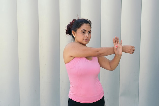 Mujer estirando los brazos durante el entrenamiento