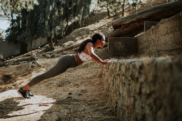 Mujer estirando wile en una caminata