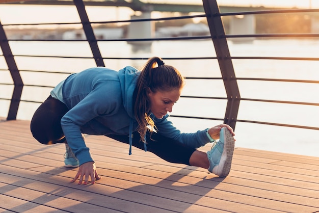 Mujer estirándose después del entrenamiento