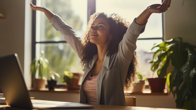 Foto mujer estirándose en el escritorio con la luz del sol entrando