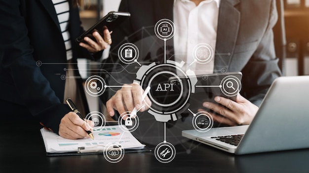 Mujer de estrategia de tecnología de transformación digital que usa una tableta portátil y un teléfono inteligente con la transformación de cosas de ideas y la adopción