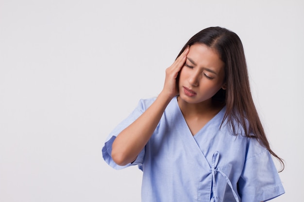 Mujer de estrés enferma con dolor de cabeza