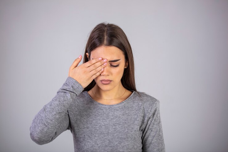 Mujer estresada agotada cansada que sufre de dolor de ojo fuerte.