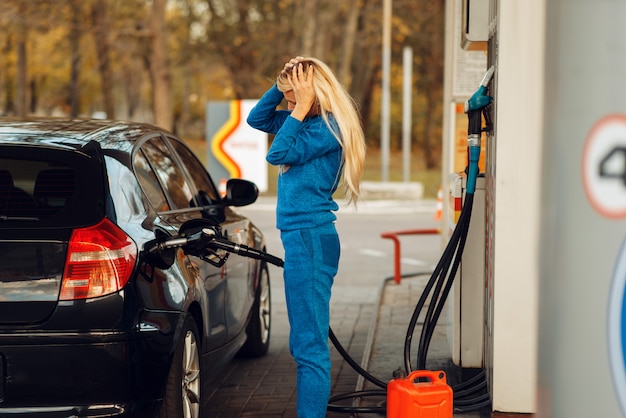 Mujer estresada en gasolinera