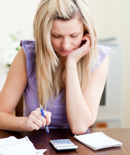 Mujer estresada pagando sus cuentas