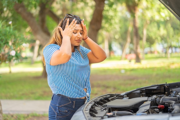 Foto mujer estresada porque su coche dejó de funcionar mientras iba a trabajar