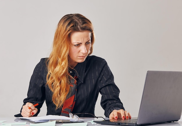 Mujer estresada trabajando con la computadora