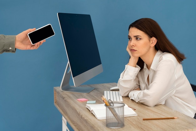 Mujer estresada trabajando en equipo