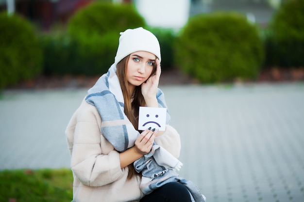 Mujer estresada del trabajo mientras está sentado al aire libre