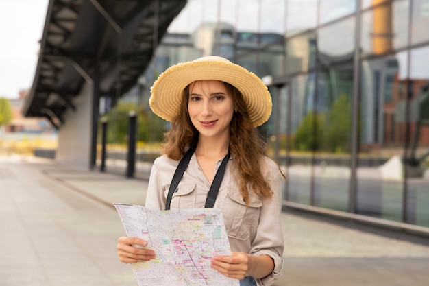 Una mujer estudia cuidadosamente el mapa de la ciudad.