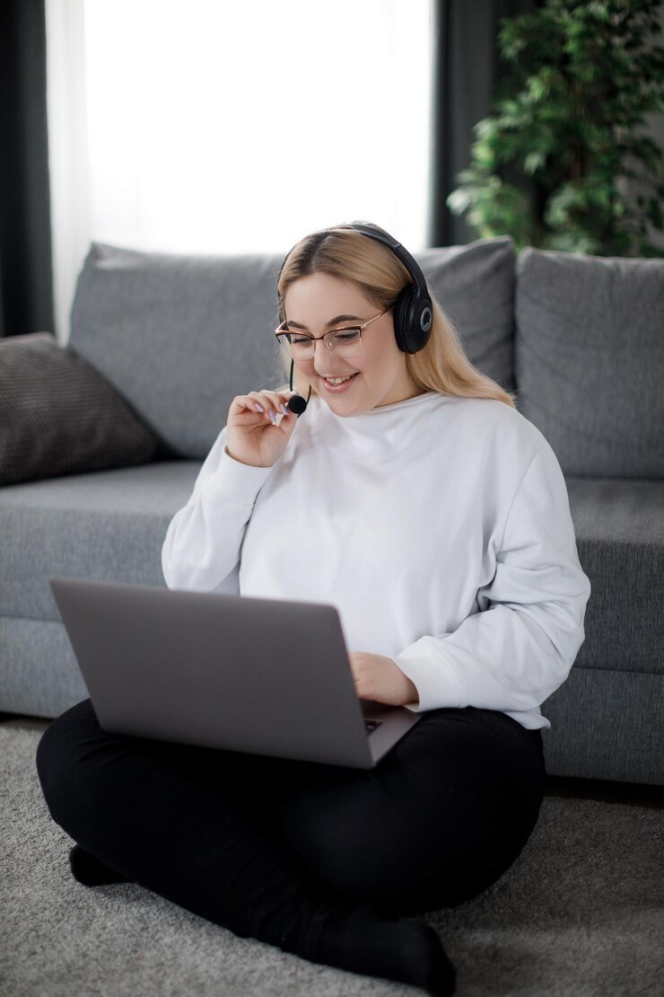 Mujer estudiando en casa