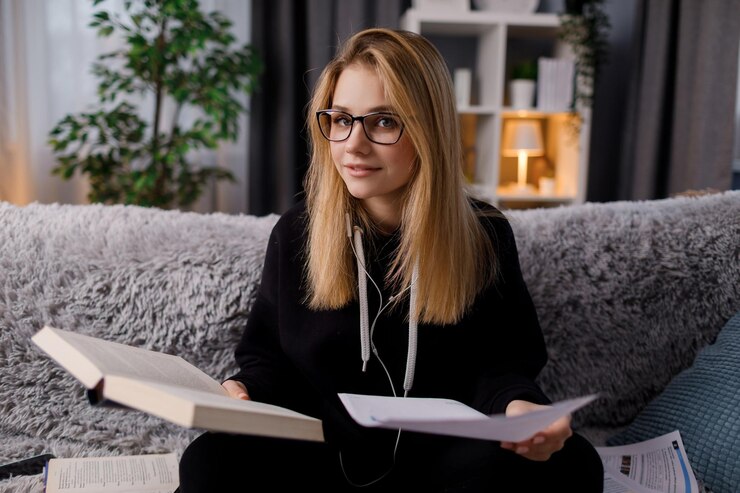 Mujer estudiando en casa