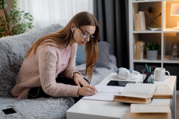 Foto mujer estudiando en casa