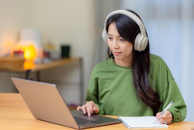 Mujer estudiando en la computadora en casa