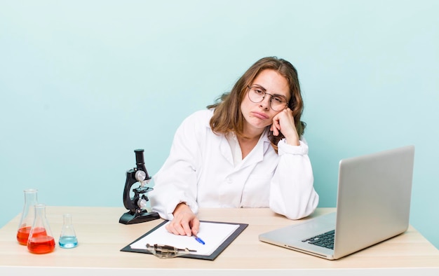 mujer estudiante científica trabajando en su escritorio