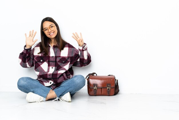 mujer estudiante contando nueve con los dedos