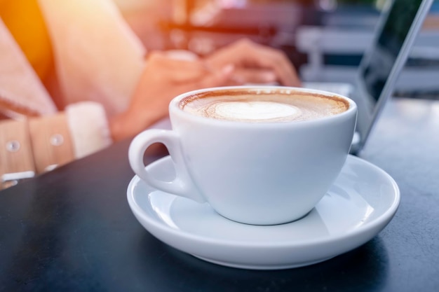 Mujer estudiante estudia trabajar y tomar café en un café mujer mirando