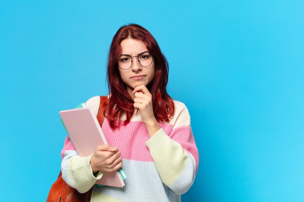 Foto mujer estudiante pensando en azul