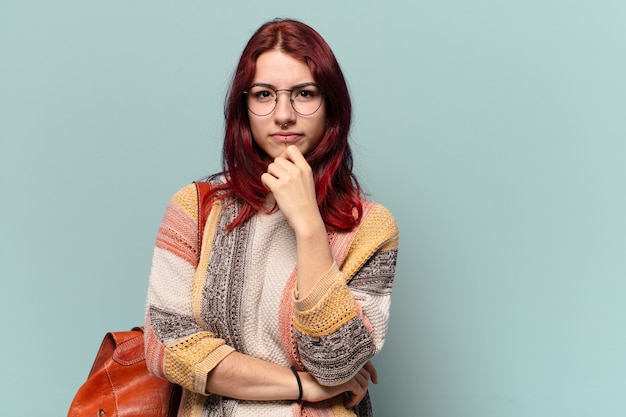 Mujer estudiante tty hippie con un espacio de copia