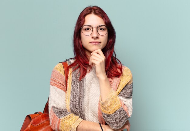 Mujer estudiante tty hippie con un espacio de copia