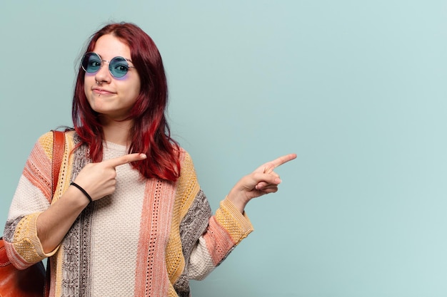 Mujer estudiante tty hippie con un espacio de copia