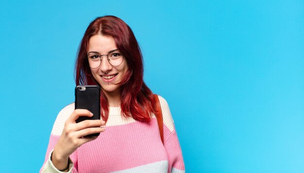 Mujer estudiante de Tty usando su teléfono