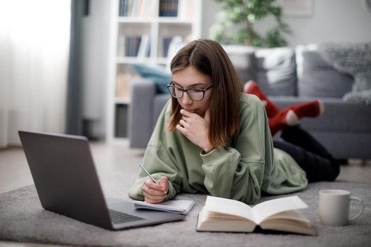 Mujer, estudiar, en, computador portatil