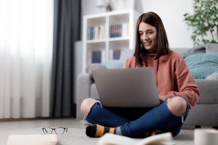 Mujer, estudiar, en, computador portatil
