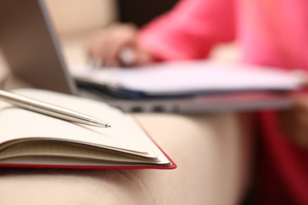 Mujer estudiar duro anotar información en el cuaderno