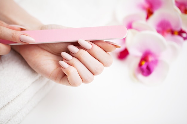 Mujer en un estudio de belleza haciendo una nueva manicura