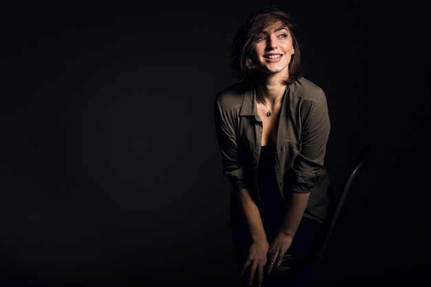 Foto mujer en estudio sobre fondo negro