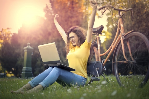 mujer eufórica con la computadora